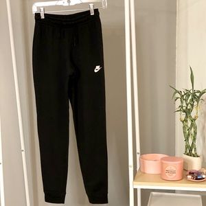 Nike women’s XS black joggers NEW